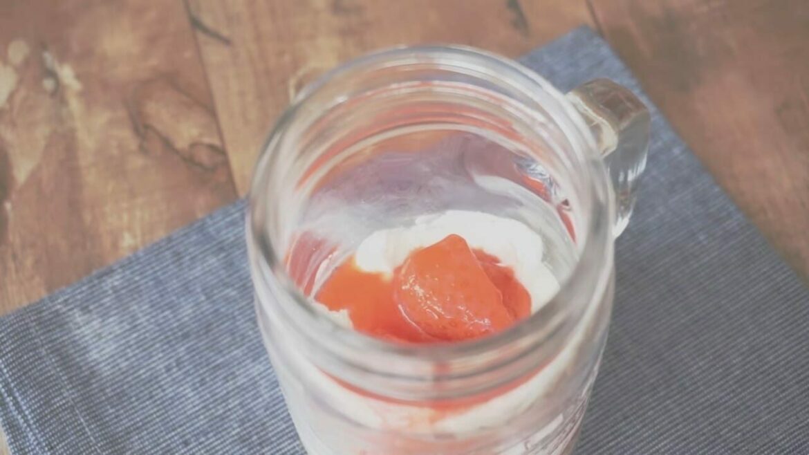 Gâteau à la bouteille de crème fouettée aux fraises