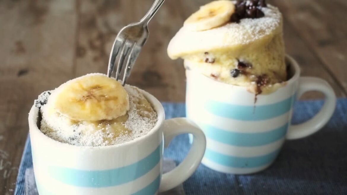 Gâteau aux bananes et au chocolat dans une tasse