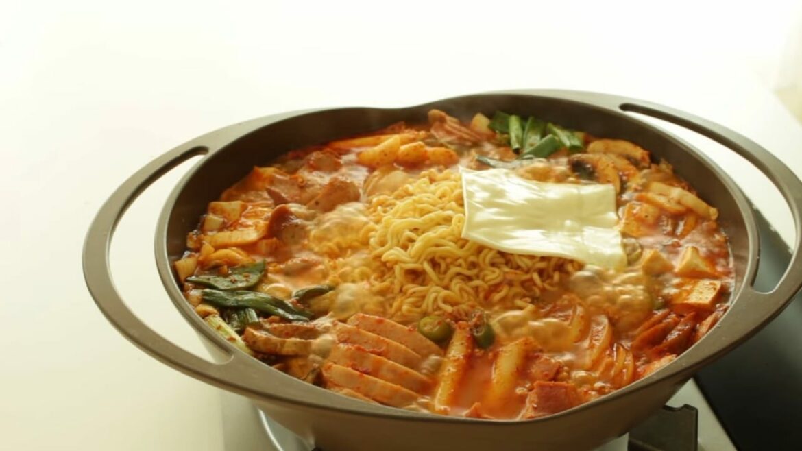Ragoût de base militaire ( Budae-jjigae )
