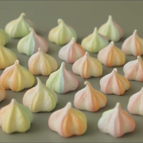 Biscuits meringués arc-en-ciel pastel