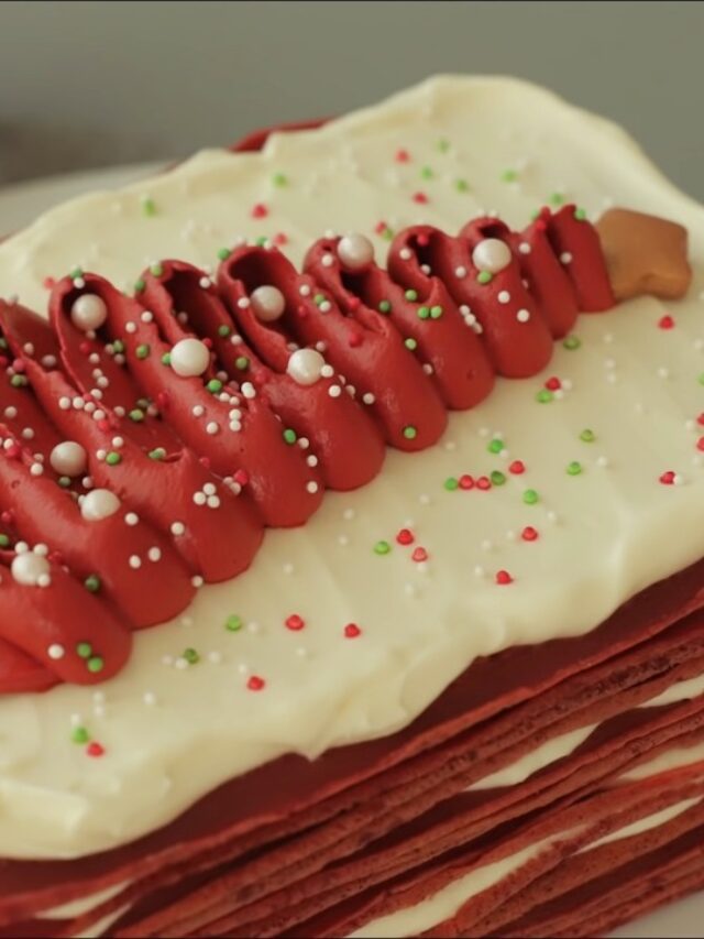 Gâteau aux crêpes de velours rouge de Noël